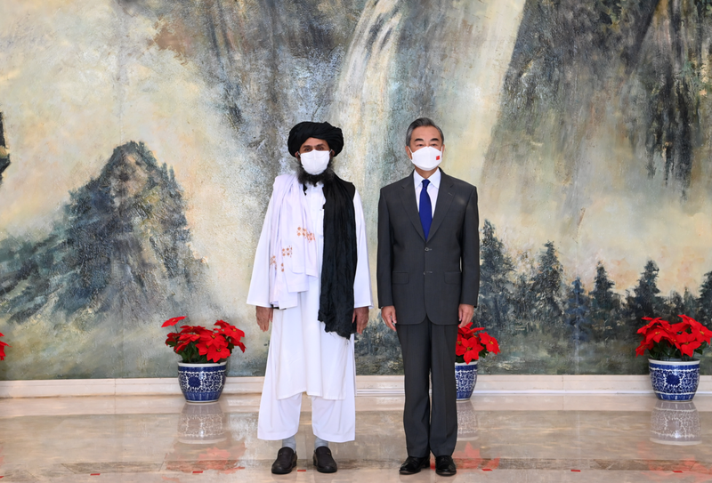 國際上認為，北京才是現在主導阿富汗舞台的主角，圖為中國大陸外長王毅（右）7月底會見神學士政治委員會負責人巴拉達爾（左）。新華社