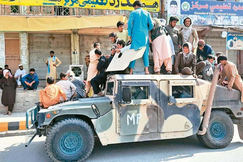 阿富汗政府軍潰敗速度驚人。圖為阿富汗拉格曼省，神學士成員和當地民眾坐著一輛從政府軍手上繳獲的悍馬車。法新社