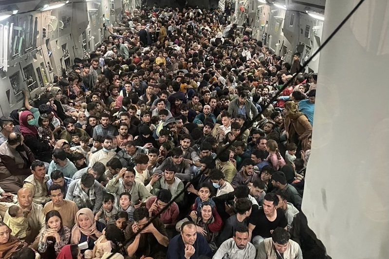 美军C-17运输机15日载有大约640位富汗人从喀布尔撤离。法新社(photo:UDN)