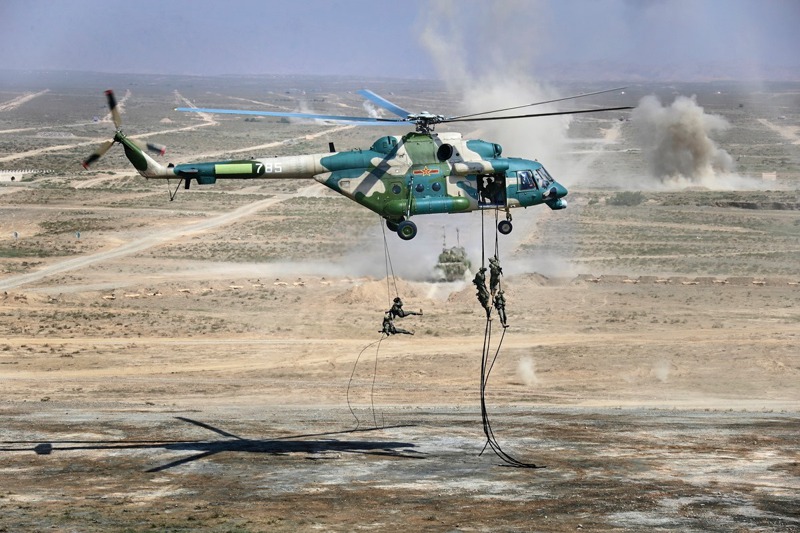 俄國陸軍官兵13日在中國大陸西北部寧夏回族自治區青銅峽市的中俄聯合軍演中，演練直升機垂降。路透
