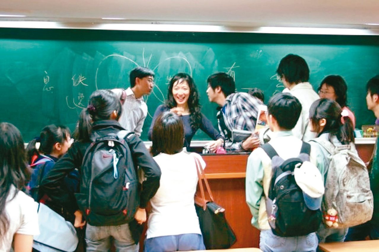 蔡璧名的課場場爆滿，甚至有學生遠從中國大陸、紐西蘭來聽講。圖／蔡璧名提供