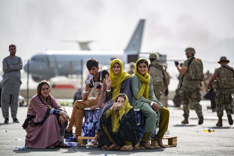 图为8月19日，在喀布尔机场等待下一班机撤离阿富汗的女性。美联社资料照(photo:UDN)