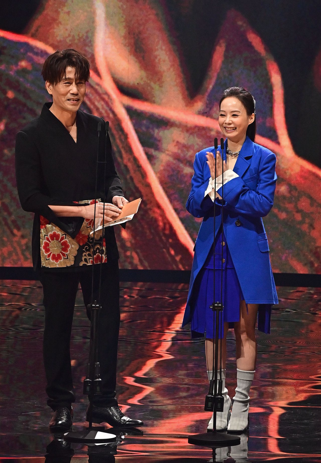 羅時豐(左)和孫淑媚頒發台語男女歌手和專輯大獎。圖／台視提供