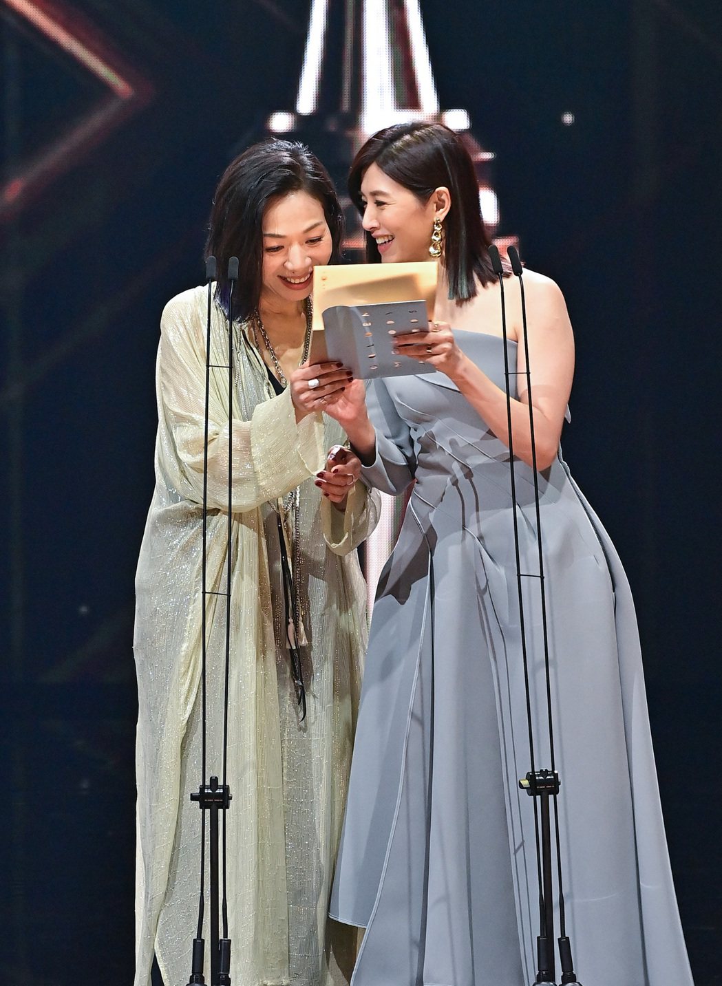 凍齡女神蘇慧倫（右）入行30年首度入圍最佳華語女歌手，同時也和萬芳（左）搭檔頒發...