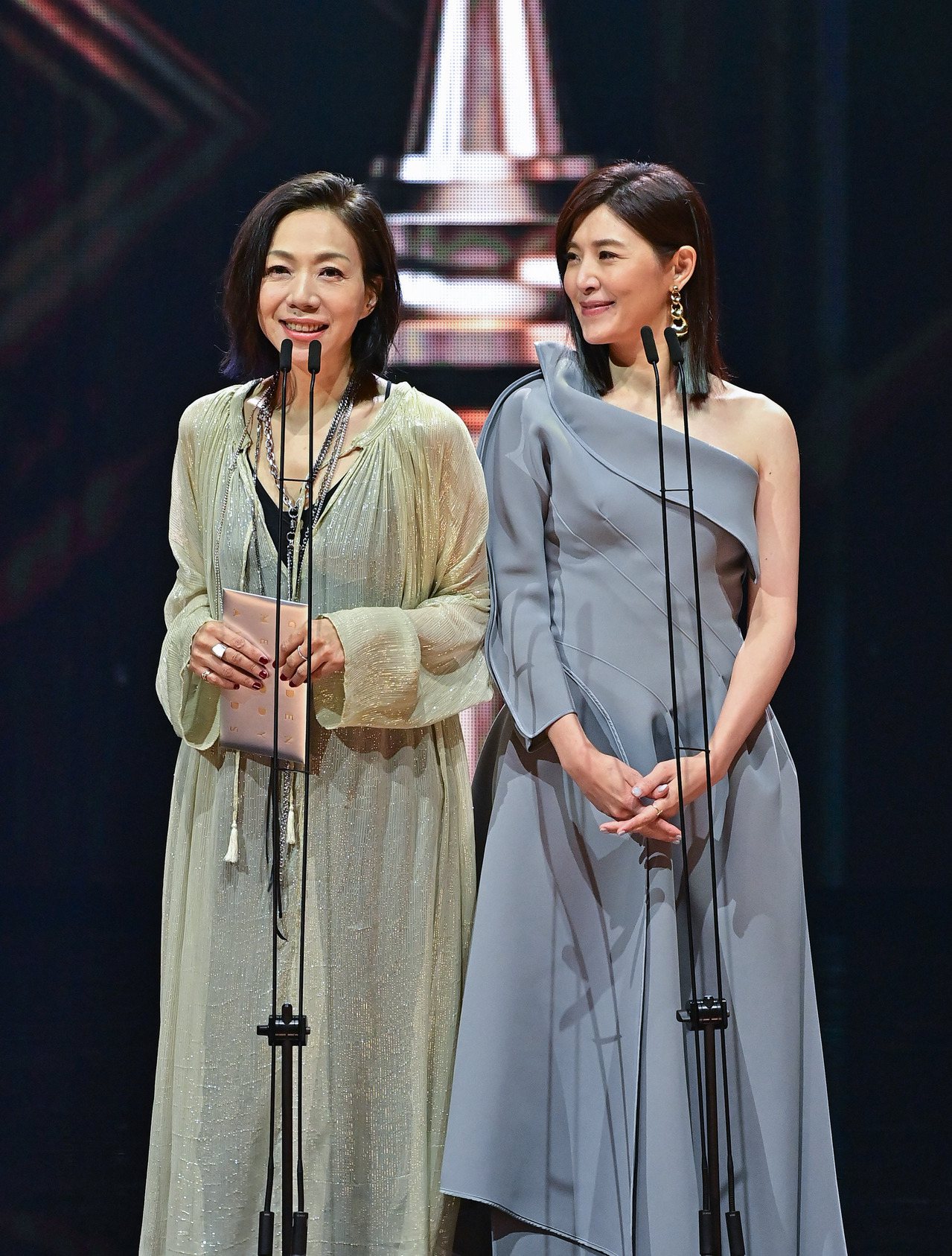 凍齡女神蘇慧倫（右）入行30年首度入圍最佳華語女歌手，同時也和萬芳（左）搭檔頒發演奏類獎項。圖／台視提供