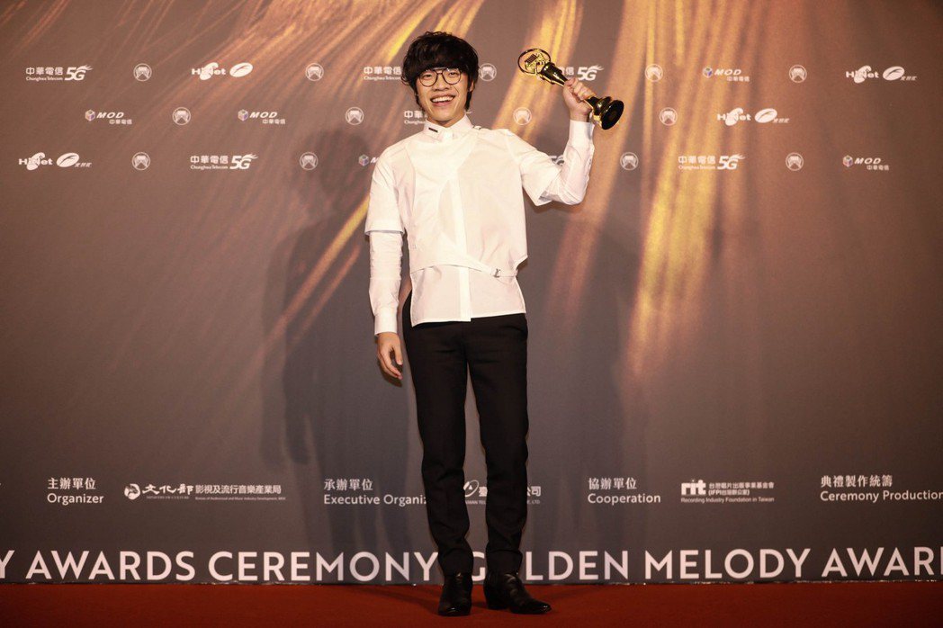 第32屆金曲獎年度歌曲獎由盧廣仲《刻在我心底的名字》獲得。圖／台視提供