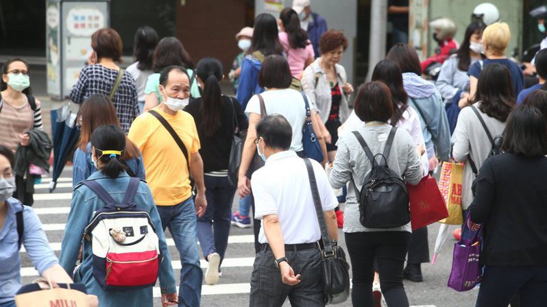 台灣人面對疫情雖然偶爾「防疫疲勞」，卻仍保持警戒、共同防疫。報系資料照