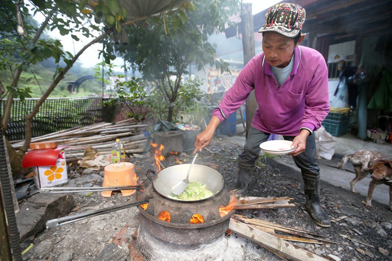 高雄桃源區部落成孤島，山區仍無瓦斯，居民只能使用最原始的燒柴煮飯。記者劉學聖／攝影
