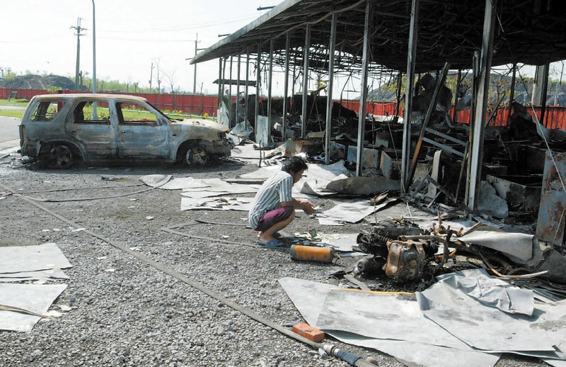 2005年8月21日，高雄捷運岡山北機廠8月21日晚上發生移工暴動事件，泰籍移工們將整個廠區砸得滿目瘡痍，場面凌亂。圖／聯合報系資料照片