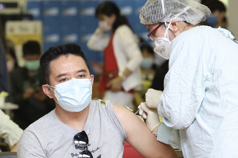 根據指揮中心統計，台灣已接種新冠肺炎疫苗的總數突破千萬，但超過九成只打了第一劑，完成兩劑接種的只有70多萬人次、不到一成。圖／聯合報系資料照片