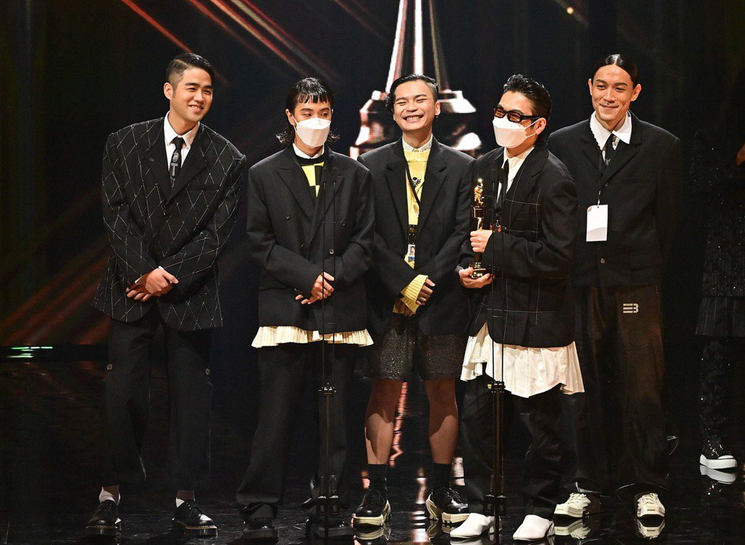 獲得最佳樂團獎的「落日飛車」，新專輯並與韓國音樂人吳赫，台上並以熱血宣言展現對音