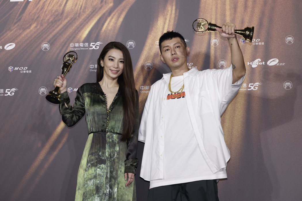 第32屆金曲獎最佳華語男女歌手獎由杜振熙（右）、田馥甄（左）獲得。記者李政龍／攝