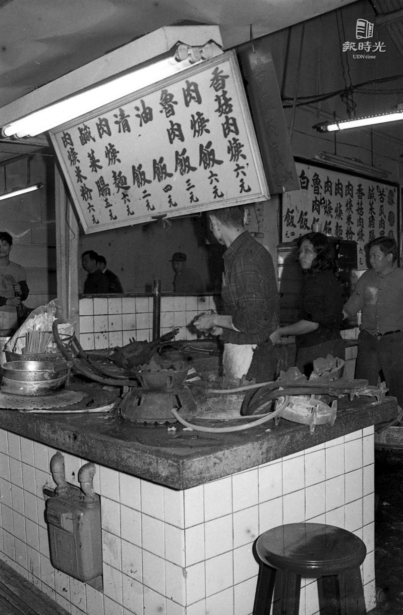 即將被拆除的台北市重慶北路一帶的小吃店，已有店家開始自行拆除。日期：1973/02/10・攝影：段雲生・來源：聯合報
