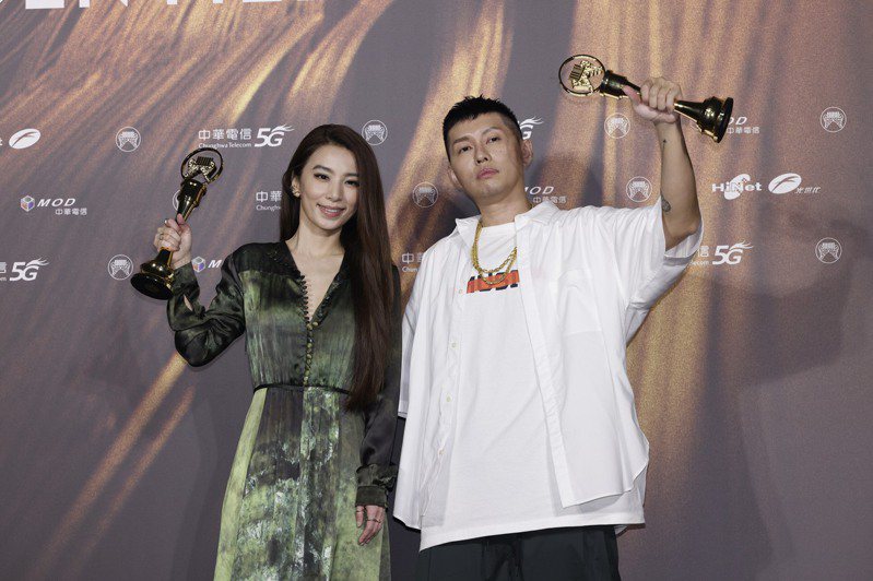 第三十二屆金曲獎最佳華語男女歌手獎由蛋堡杜振熙（右）、田馥甄（左）獲得。記者李政龍／攝影