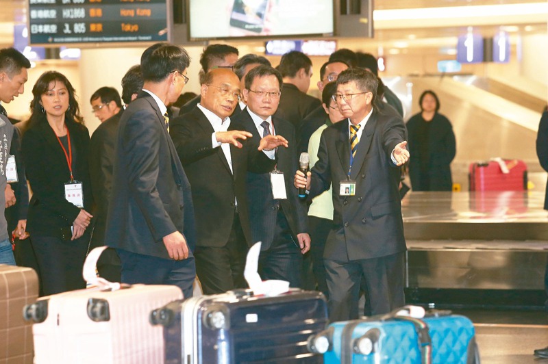 行政院長蘇貞昌（前排左二）上任之初到桃園機場巡視非洲豬瘟防疫措施。圖／聯合報系資料照片