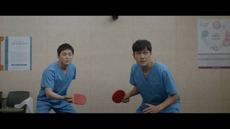 曹政奭(左)上演桌球大賽。圖／翻攝自Netflix