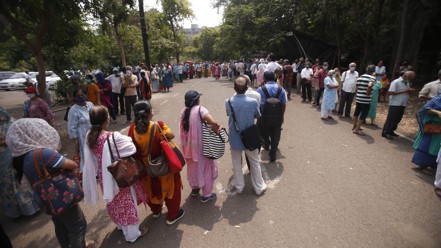 印度孟買民眾上月廿六日排隊接種新冠疫苗。（美聯社）