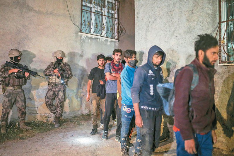 而在土耳其邊境省粉凡恩省，安全部隊廿一日逮捕一群
主要是阿富汗人的非法入境移民。（美聯社）