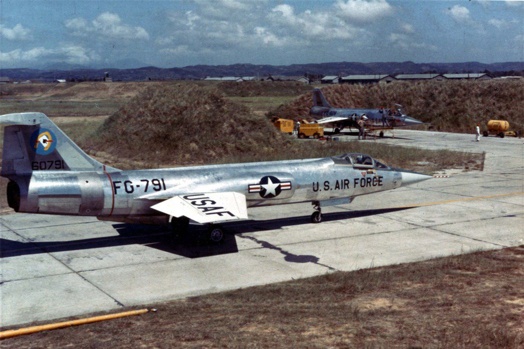 1958年9月15日，美國空軍第83戰鬥攔截機中隊的F-104A星式戰鬥機於八二三炮戰期間，部署到台灣桃園空軍基地，參與名為「約拿大能行動」（Operation Jonah Able）的台島駐防任務。 圖／維基共享
