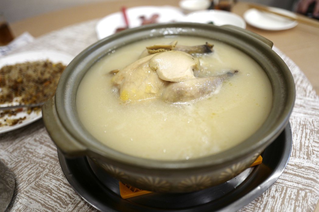 LIZ精選菜色／明福「鮑魚糯米雞湯」。圖／高琹雯Liz 提供