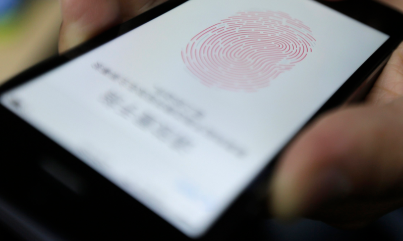 分析師認為蘋果新一代iPhone不會有螢幕指紋解鎖技術。圖為iPhone 5S Touch ID。路透
