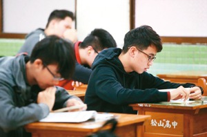 有香港高中數學老師挑戰台灣大學學測110年數學科考卷，感想是如果他是台灣高中數學老師，他會不知道怎麼鼓勵學生努力讀數學。此為示意圖，照片中人物與新聞無關。圖／聯合報系資料照片