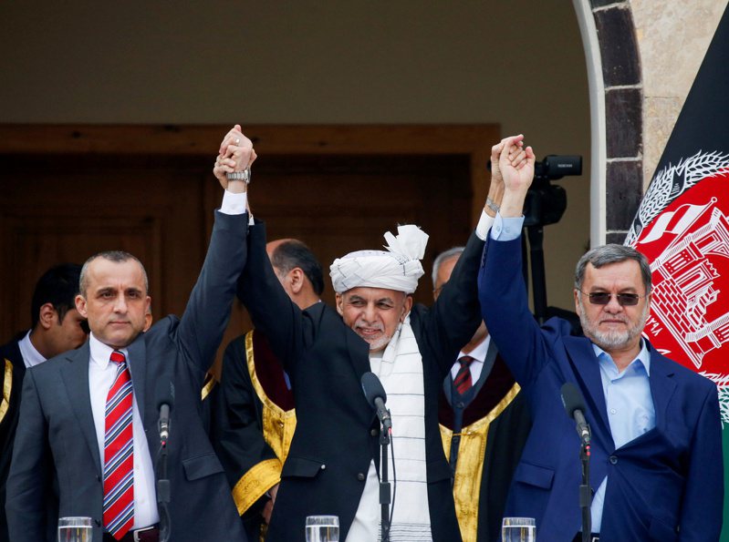 神学士宣布特赦阿富汗流亡总统甘尼（中）与阿富汗副总统沙雷（左）。路透(photo:UDN)
