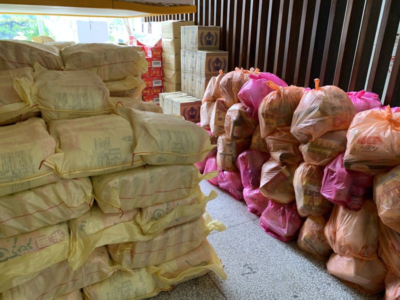 冬山鄉地方廟宇將受贈的白米、生活物資，轉送公所幫助有需要的家戶。記者林佳彣／攝影