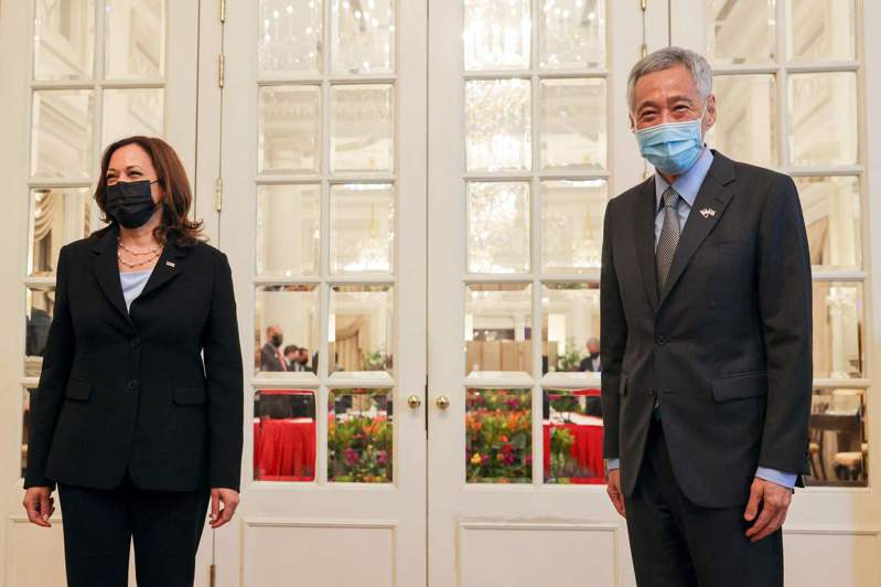 美国副总统贺锦丽（左）和新加坡总理李显龙（右）廿三日在星国总统府举行会谈。（法新社）(photo:UDN)