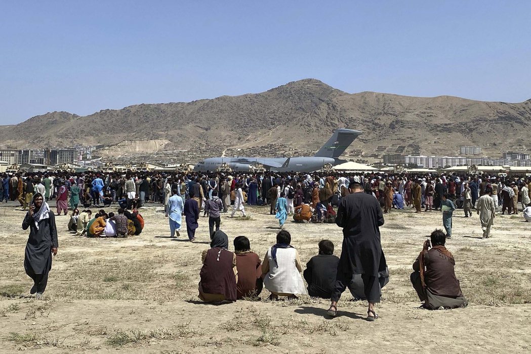 圖為阿富汗民眾聚集在美軍C-17 重型運輸機四周。 圖／美聯社