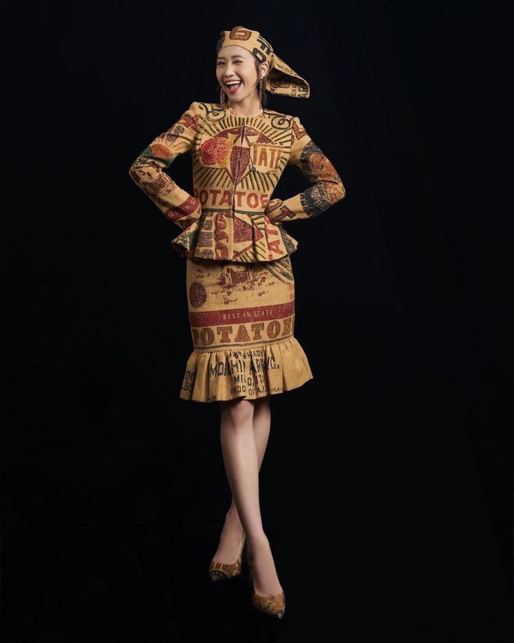 Lulu在金曲獎尾聲身穿MOSCHINO復古裙裝，也出現在品牌全球官方IG。圖／...