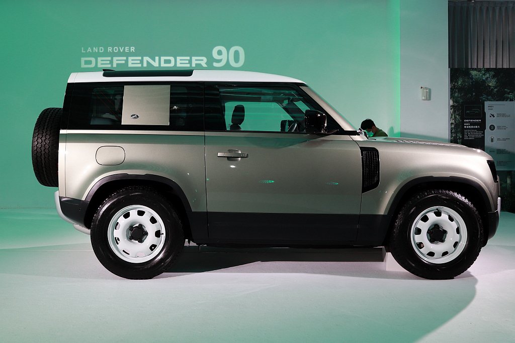 Land Rover Defender 90選配氣壓避震後更可提升至最大進入角3...
