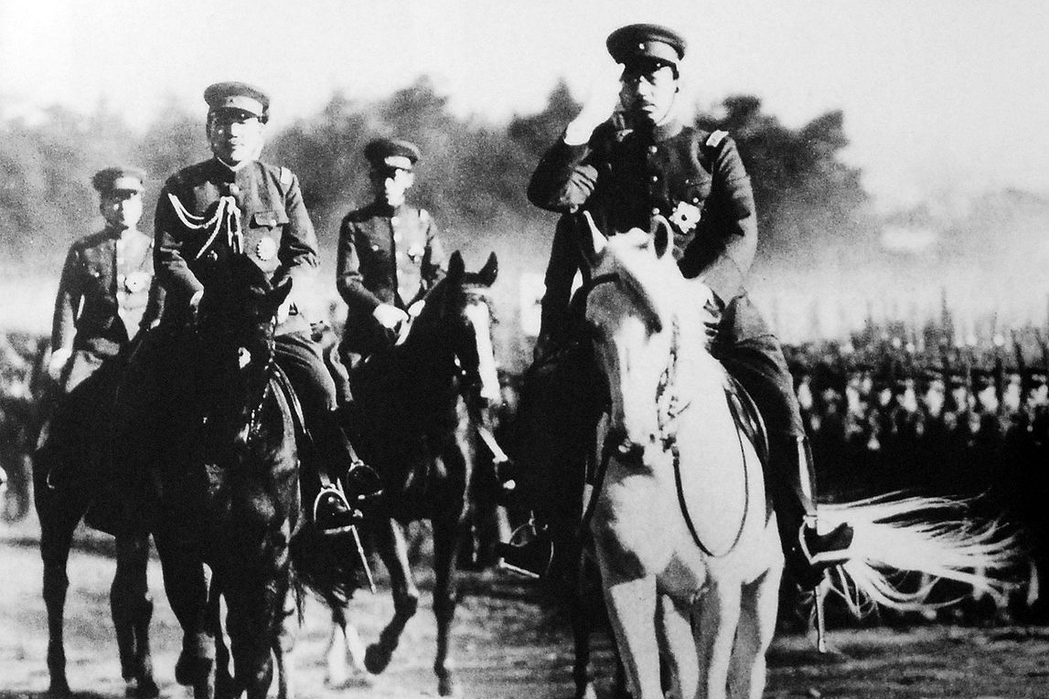 圖為1938年檢閱陸軍的昭和天皇。 圖／維基共享