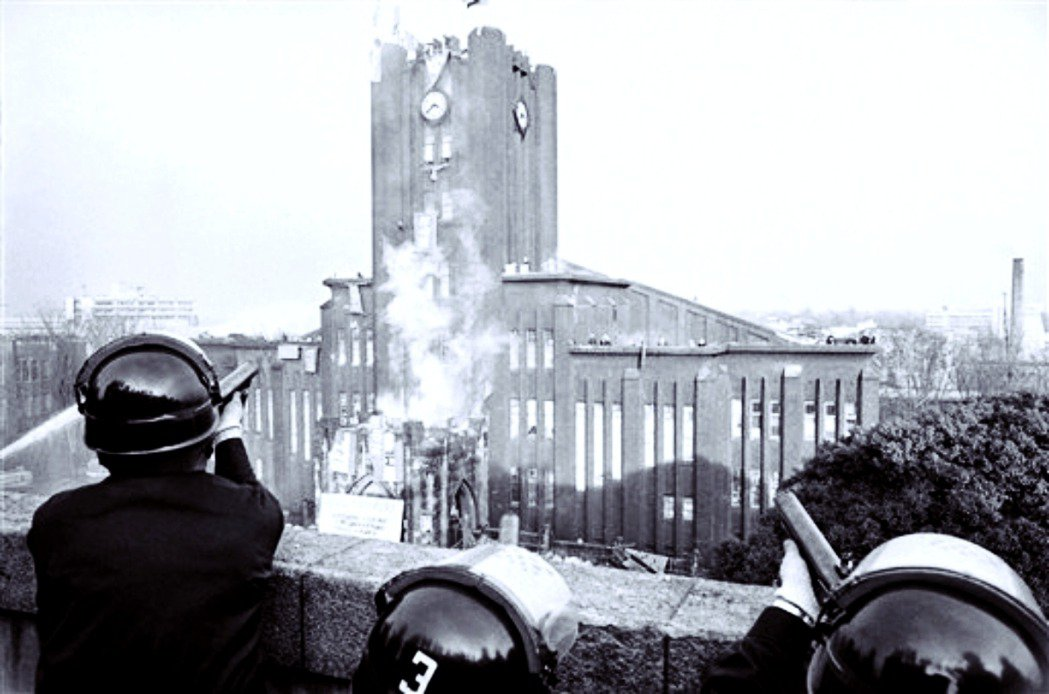 1969年1月，鎮暴機動隊攻入東大安田講堂。 圖／美聯社