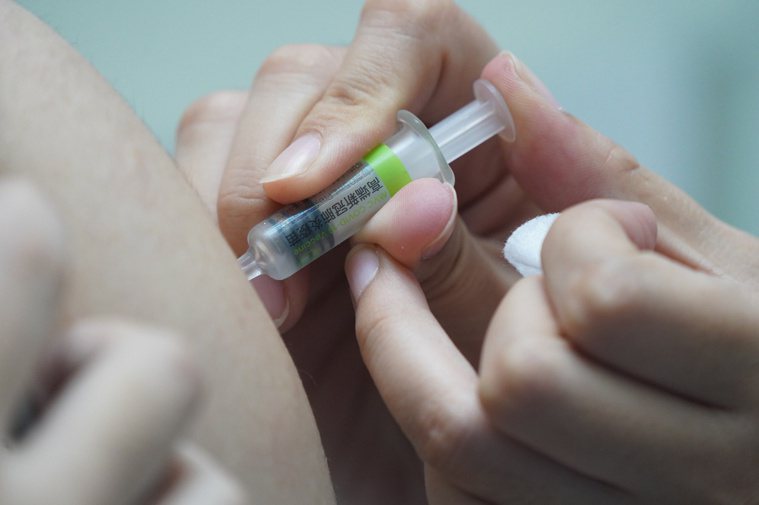 國產的高端COVID-19疫苗24日為開放接種第2天。中央社