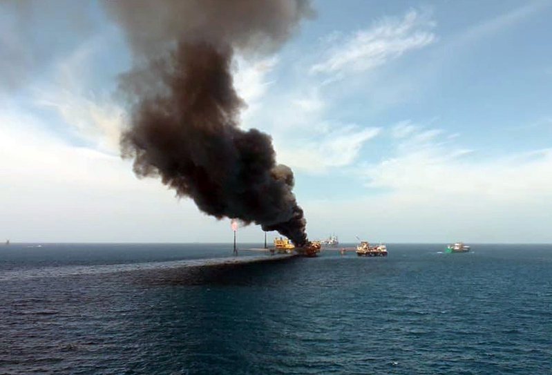墨西哥石油公司在墨西哥湾南部营运的离岸石油平台发生火灾，造成5名工人丧命、6人受伤。欧新社(photo:UDN)