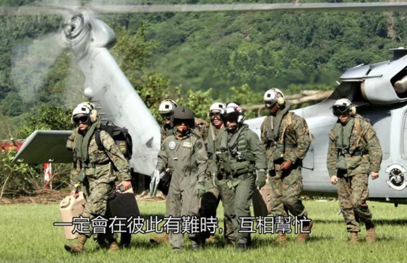 美國在台協會台北辦事處內部有美軍人員，與台灣軍方保持技術層面的互動，人數有限，不定期來台訪視交流的美軍人員，為數也不多。圖為八八風災，美軍直升機飛抵台灣支援。圖／取自AIT書粉專