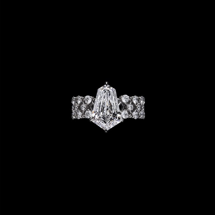 DIOR ROSE COUTURE鑽石戒指，白K金鑲嵌5.01克拉DIF等級風箏...