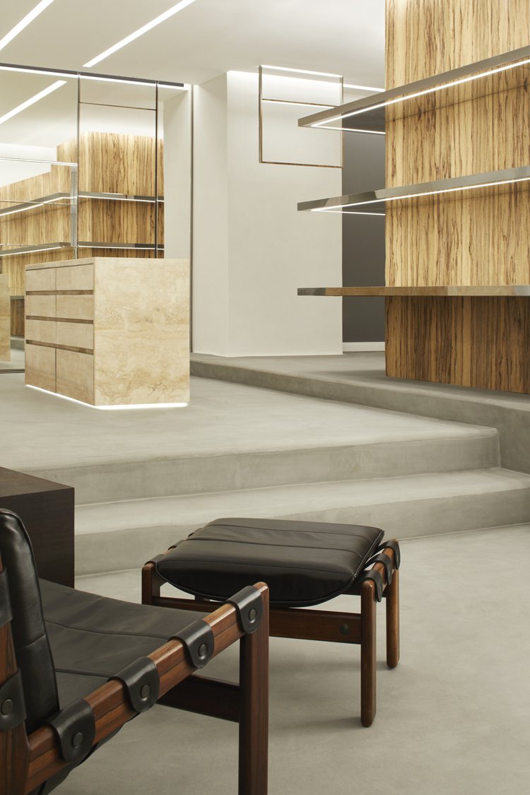 Saint Laurent在希臘米克諾斯島開設了全新專賣店，店內以鍍鎳銅結構、玻璃、大理石元素搭配充滿異國情調的磨損風格木材。圖／Saint Laurent提供