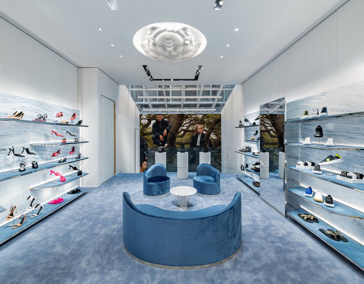 VERSACE在紐約蘇活區開設了一家全新店鋪，使用極具品牌識別性的設計元素，像是...