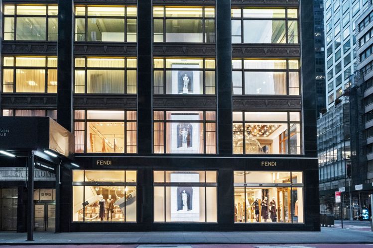 FENDI的紐約旗艦店搬遷到曼哈頓57街熨斗大廈的轉角處，以品牌各種著名經典設計...