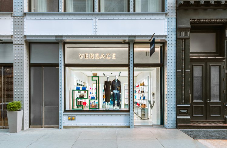 VERSACE在紐約蘇活區開設了一家全新店鋪，使用極具品牌識別性的設計元素，像是希臘迴紋圖案的大理石地板和天花板雕刻的Medusa標誌。圖／VERSACE提供