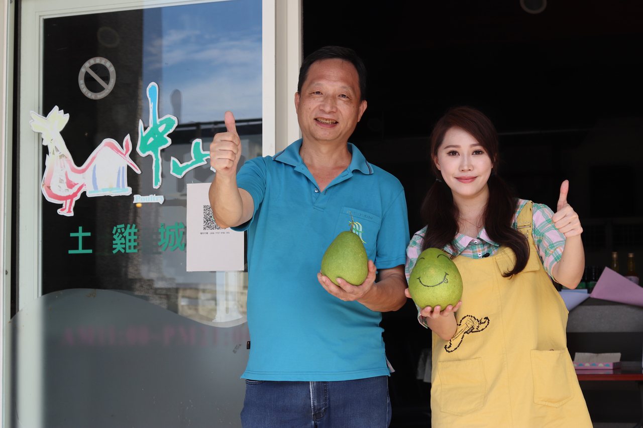 王露瑤（右）與中山休閒農業區理事長林長輝一同拍攝宜蘭柚子推廣短片。圖／楠軒工作室提供