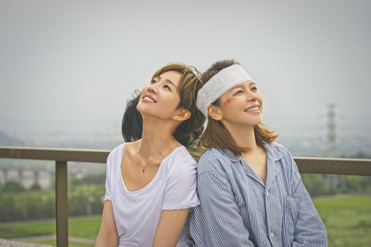 張鈞甯(左)和徐若瑄在新戲「誰在你身邊」演姊妹。圖／HBO提供
