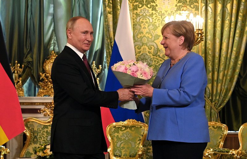 德國總理梅克爾20日前往莫斯科，進行卸任前最後一次往訪俄國總統普亭，普亭在克里姆林宮為梅克爾獻上一束花。路透