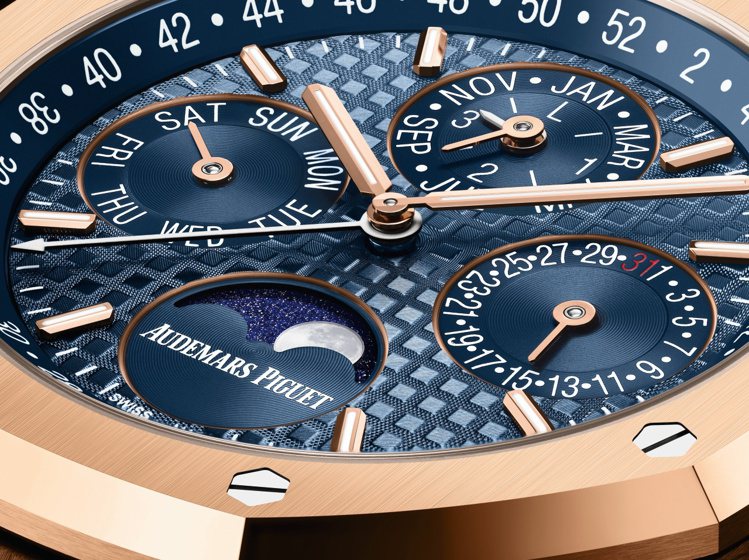 愛彼的皇家橡樹萬年曆腕表則的小表盤（sub-dial）與內表圈採用了「雲夜藍50」，讓整體表面創造了明亮深淺對比。圖／愛彼提供
