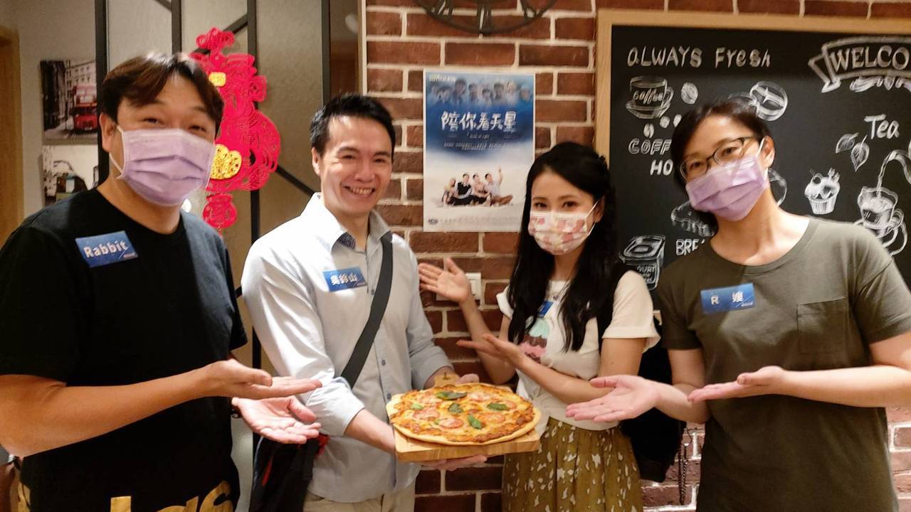 吳鈴山（左）、德馨赴粉絲家中作客料理。圖／大愛台提供