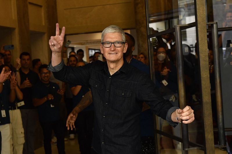 廿四日是库克接掌苹果执行长十周年，图为六月廿四日他出席洛杉矶苹果零售店开幕活动。（法新社）(photo:UDN)
