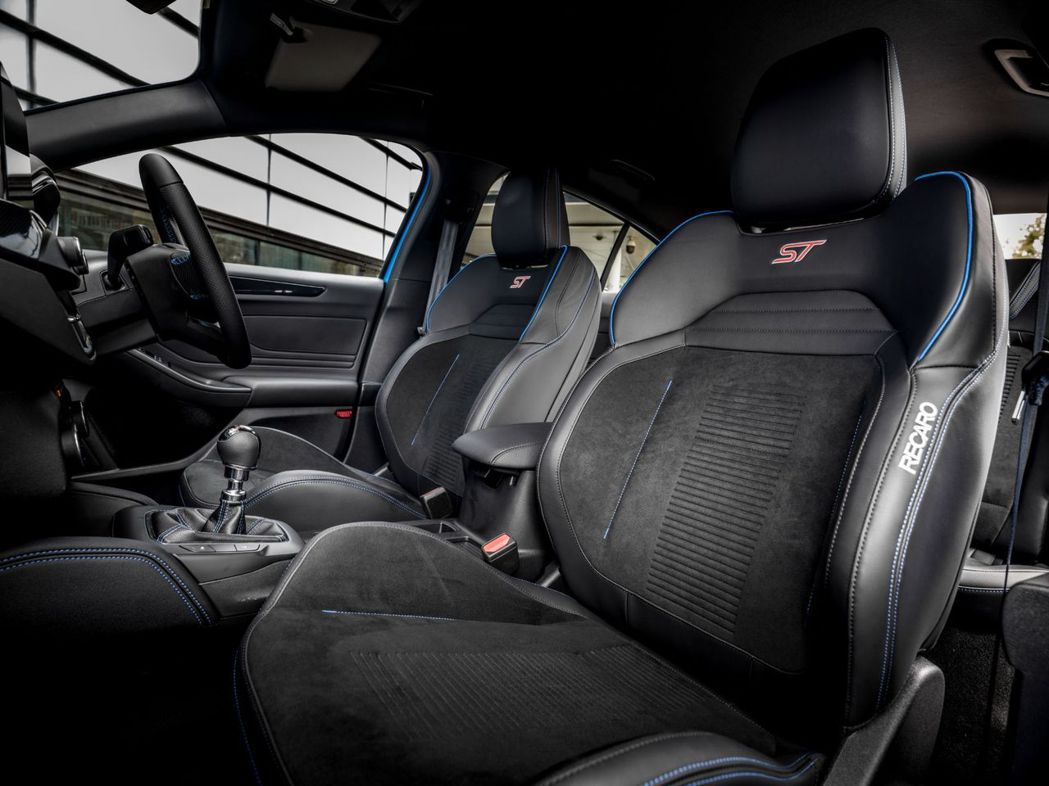 Ford Focus ST Edition車內的賽道級Recaro運動跑車座椅。...