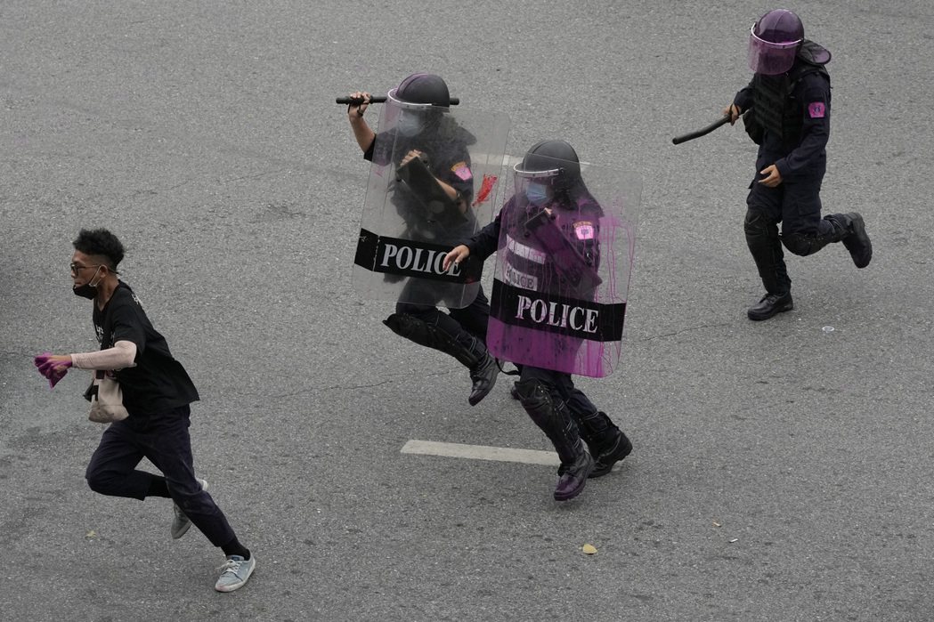 圖為上街抗議遭警察追捕的示威者。 圖/美聯社